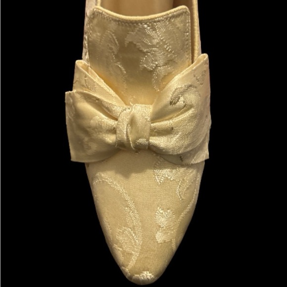 Vintage Cream Satin, Lace & Bow Exquisite Pumps - Picture 3 of 11